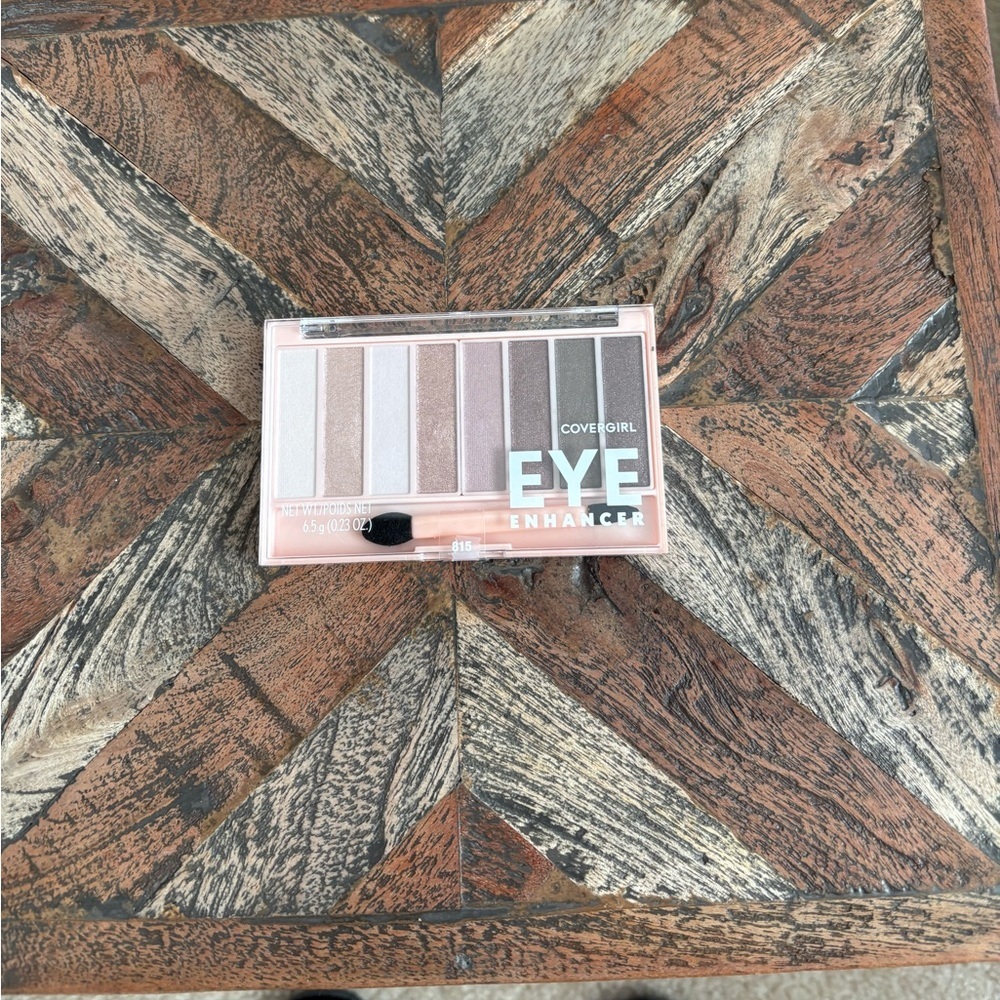 NWOT: COVERGIRL Eye Enhancer 8-Pan Eyeshadow Palette (“Nudes" 805 shade). - Picture 1 of 3